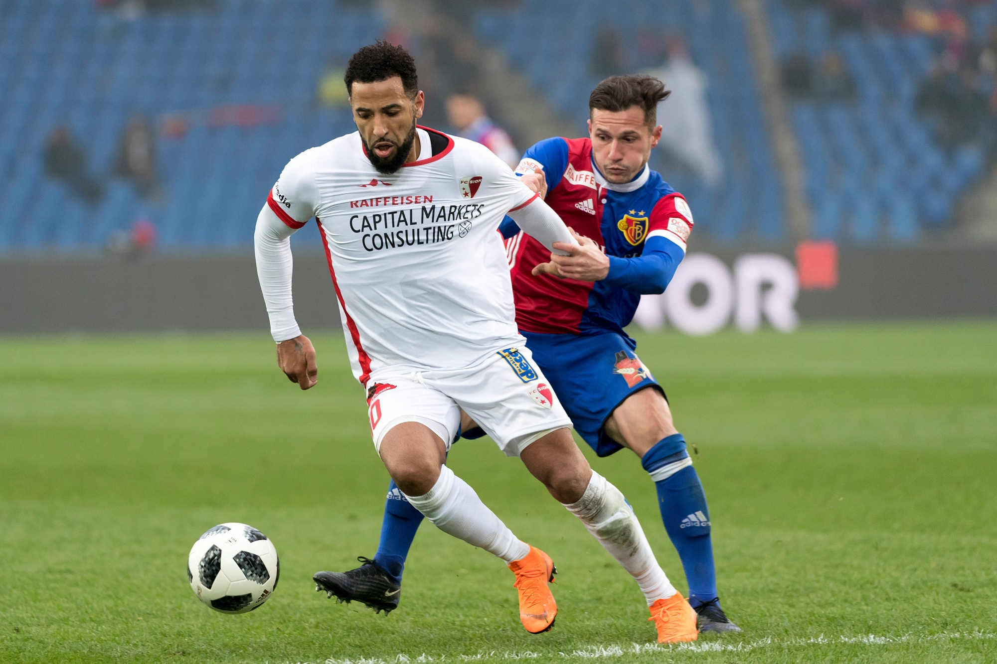 Sions Carlitos, links, im Kampf um den Ball gegen Basels Taulant Xhaka, rechts, im Fussball Meisterschaftsspiel der Super League zwischen dem FC Basel 1893 und dem FC Sion im Stadion St. Jakob-Park in Basel, am Sonntag, 18. Maerz 2018. (KEYSTONE/Georgios Kefalas) SCHWEIZ FUSSBALL BASEL SION