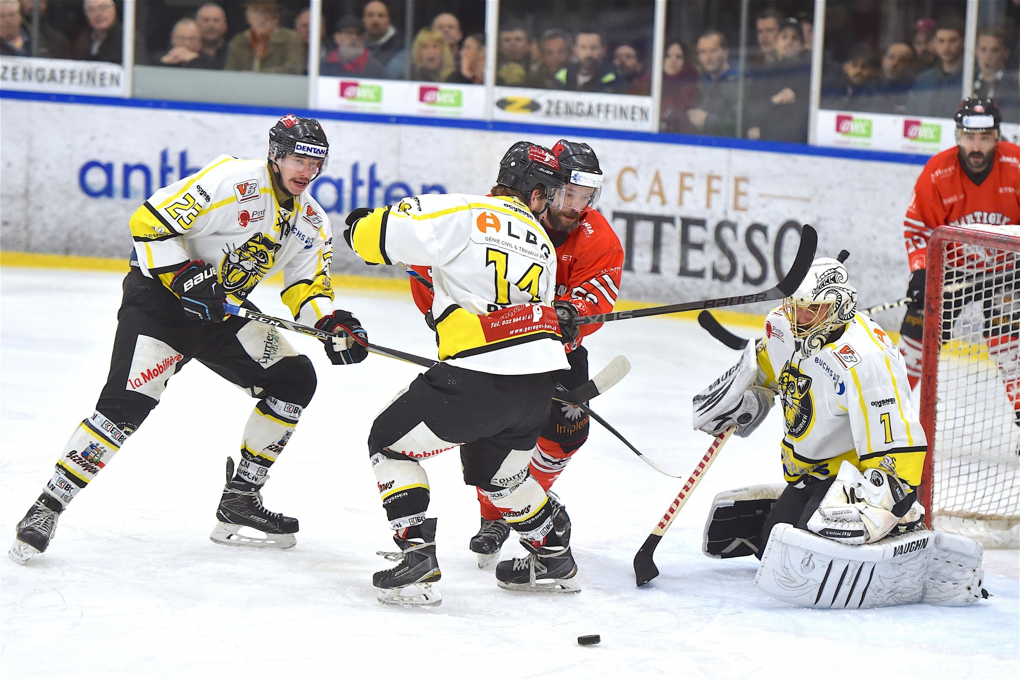 Martigny, 05.04.2018,  Cinquième match de la finale romande de deuxième ligue, HC Red Ice Martigny - CP Fleurier, Nicolas Gastaldo (HC Red Ice 56) au duel avec Lyonel Richter (CP Fleurier 14), Valentin Aeschlimann (CP Fleurier 23) et Guillaume Rochat (CP Fleurier 1) Finale romande de deuxième ligue