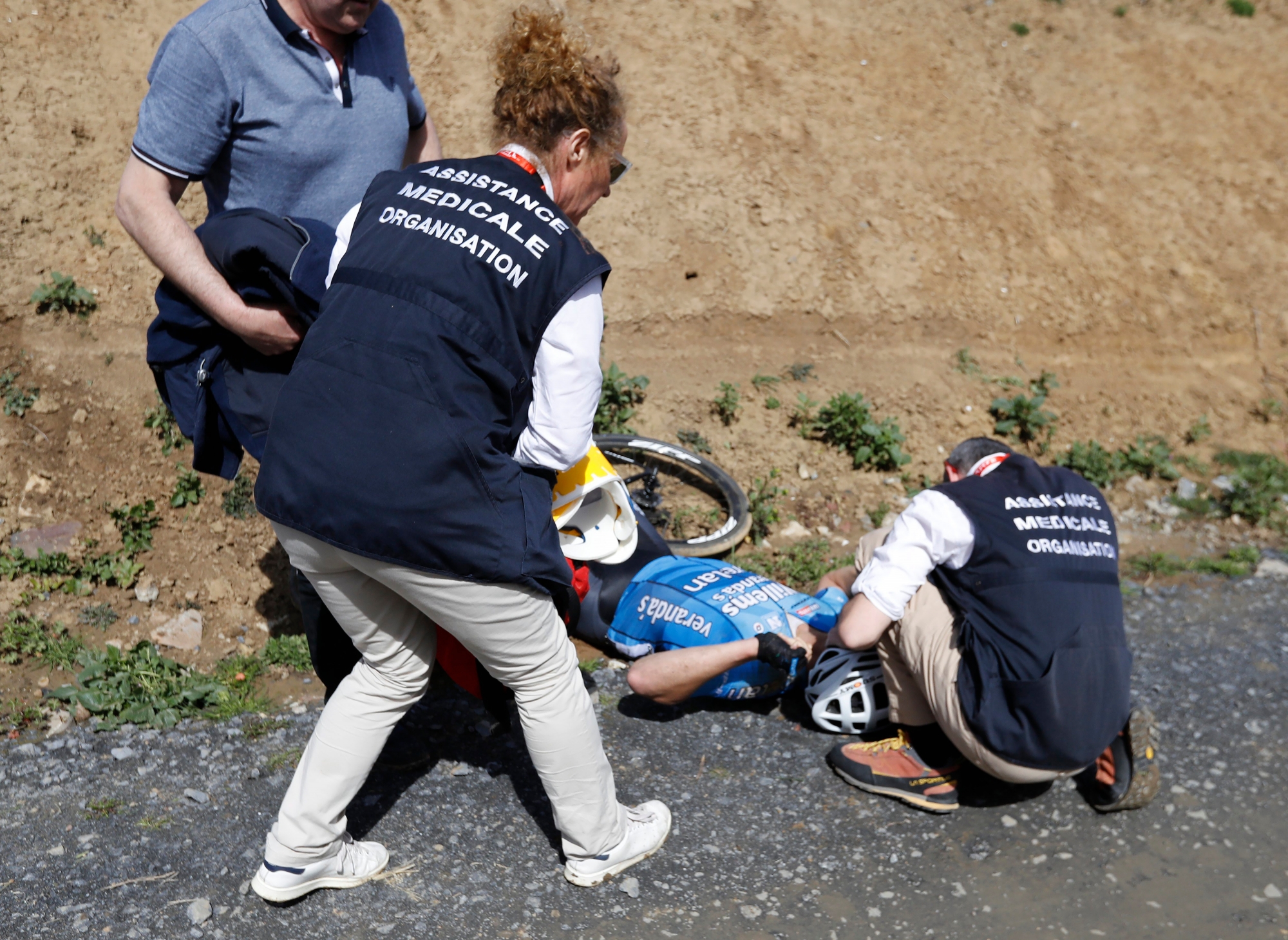 epa06655081 Veranda's Willems team rider Michael Goolaerts of Belgium is attended to by medics after allegedly suffering a cardiac arrest following a crash during the 116th Paris Roubaix cycling race, France, 08 April 2018.  EPA/ETIENNE LAURENT FRANCE CYCLING PARIS ROUBAIX