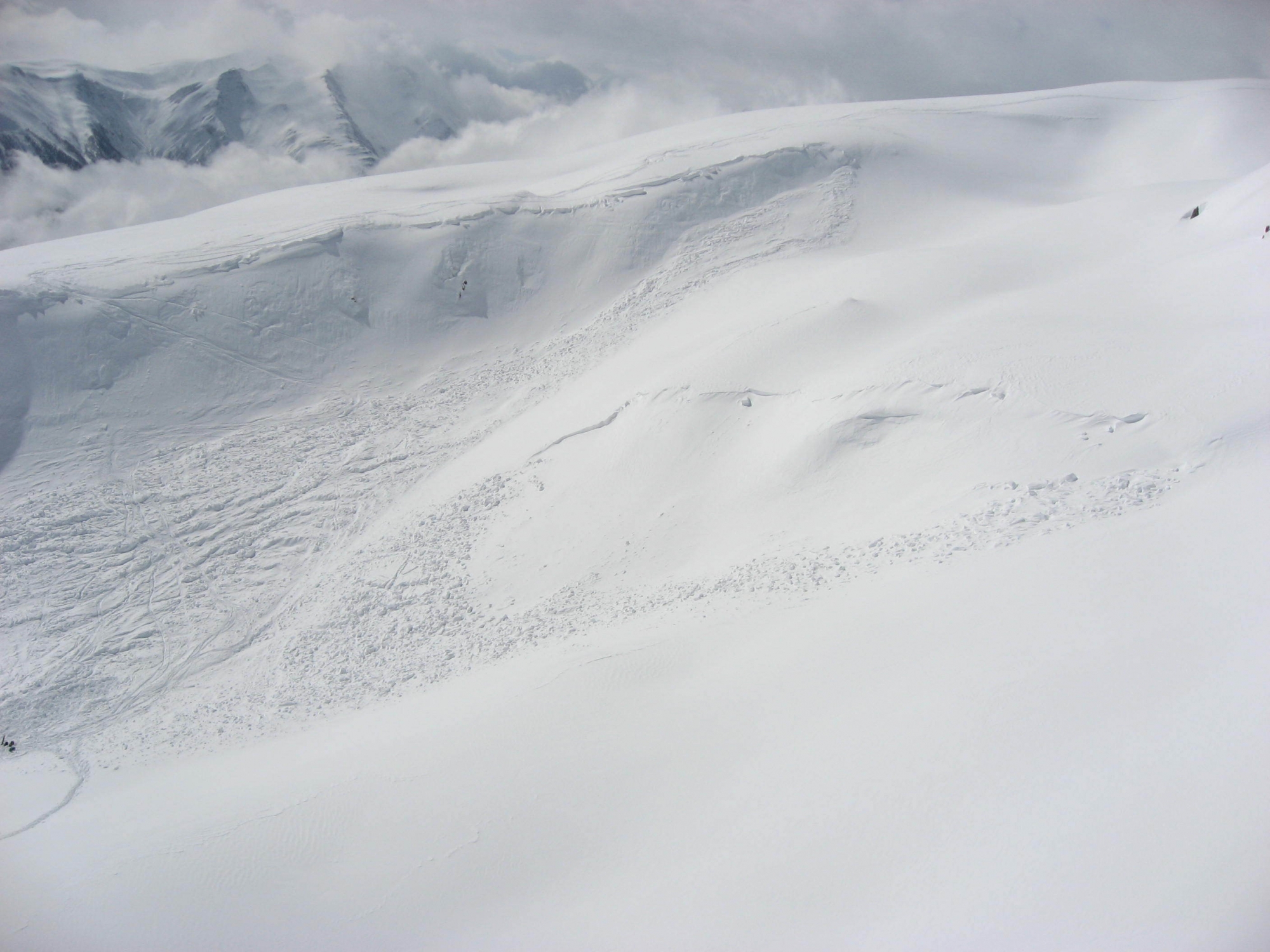L'avalanche est survenue entre Fiesch et Fiescheralp, hors du domaine skiable, à une altitude de 2 450 mètres.