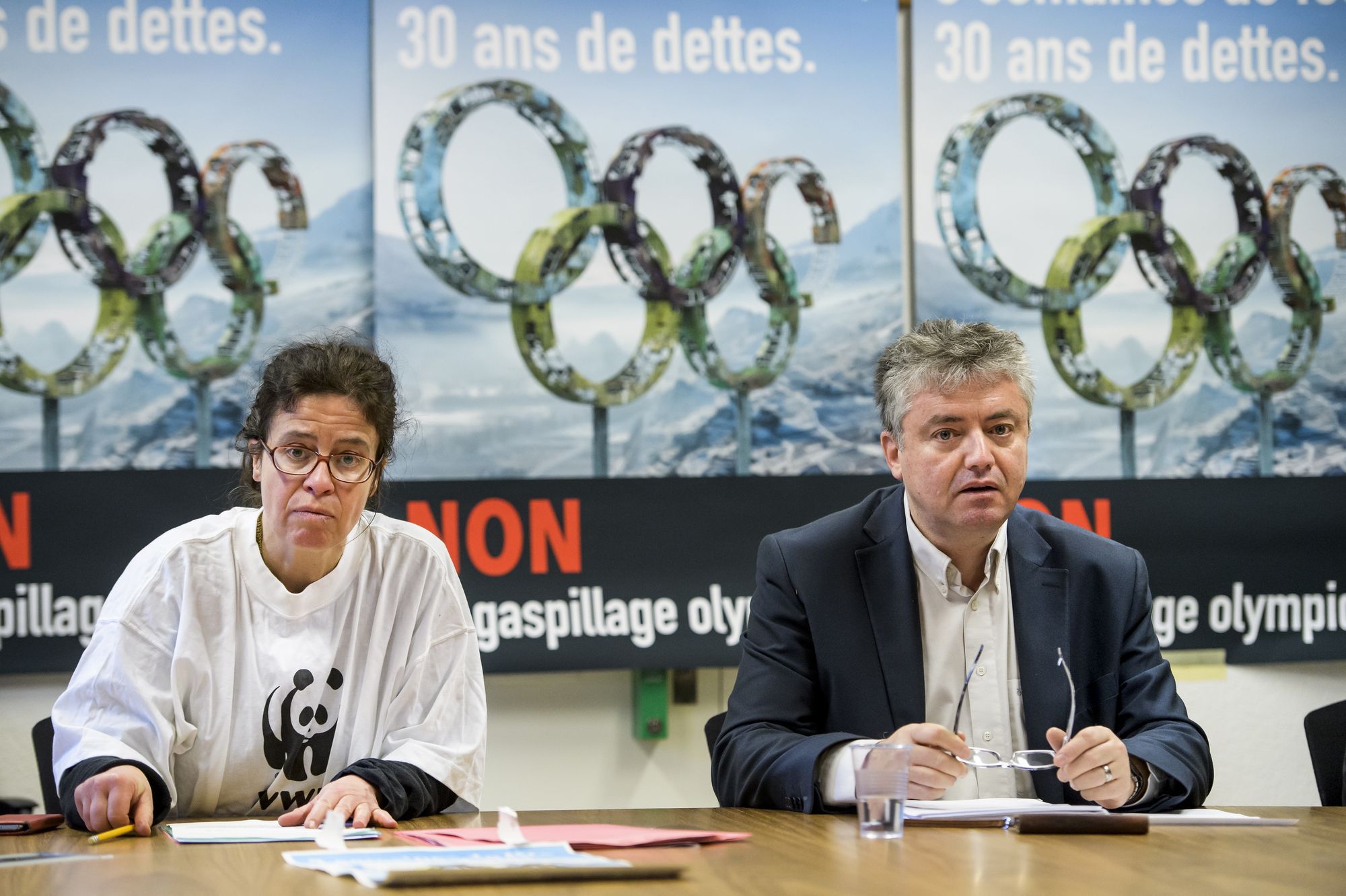 Marie-Therese Sangra, gauche, secrétaire régionale WWF Valais parle et Jean-Pascal Fournier, droite, president des Verts valaisans, lors d'une conference de presse du comite valaisan s'opposent a la candidature Sion 2026 pour les Jeux Olympiques d'hiver.