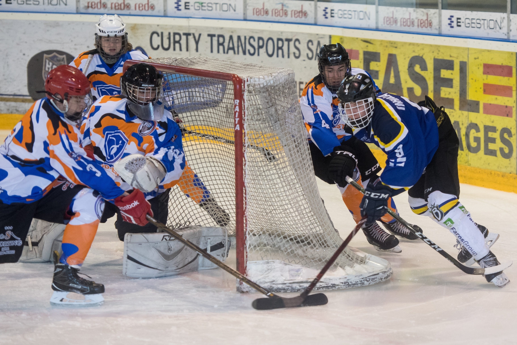 Les Finlandais de Blues Espoo (en bleu) ont fini par faire la différence en finale face aux Français de la sélection zone Sud-Est-Auvergne.