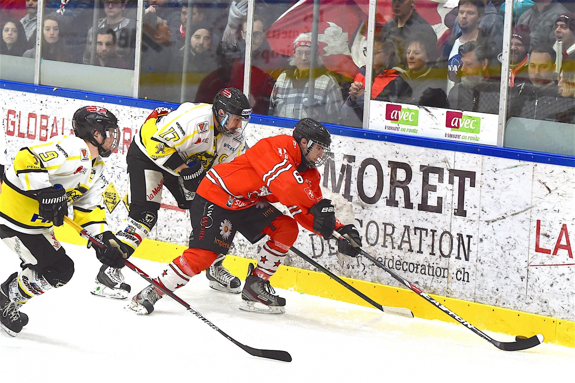 Martin Fournier (en rouge) au duel avec Nigel Tissot et Jeff Berger: le CP Fleurier a vendu chèrement sa peau en Valais.