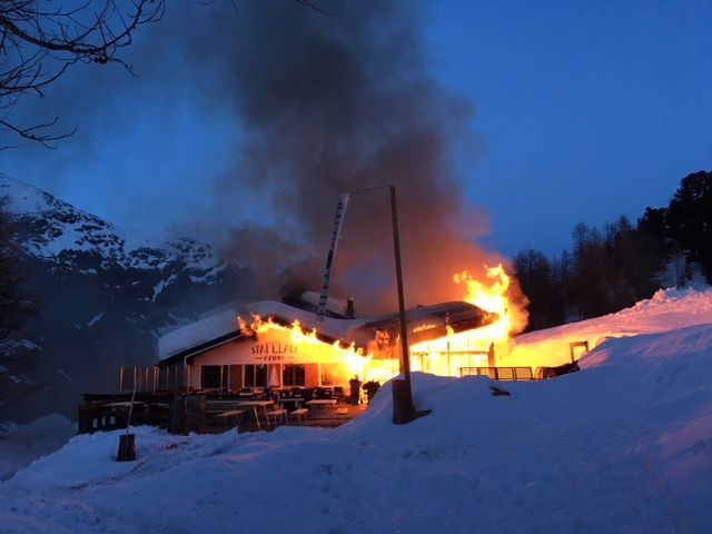 Le feu a pratiquement détruit le restaurant «Stafelalp» au-dessus de Zermatt,