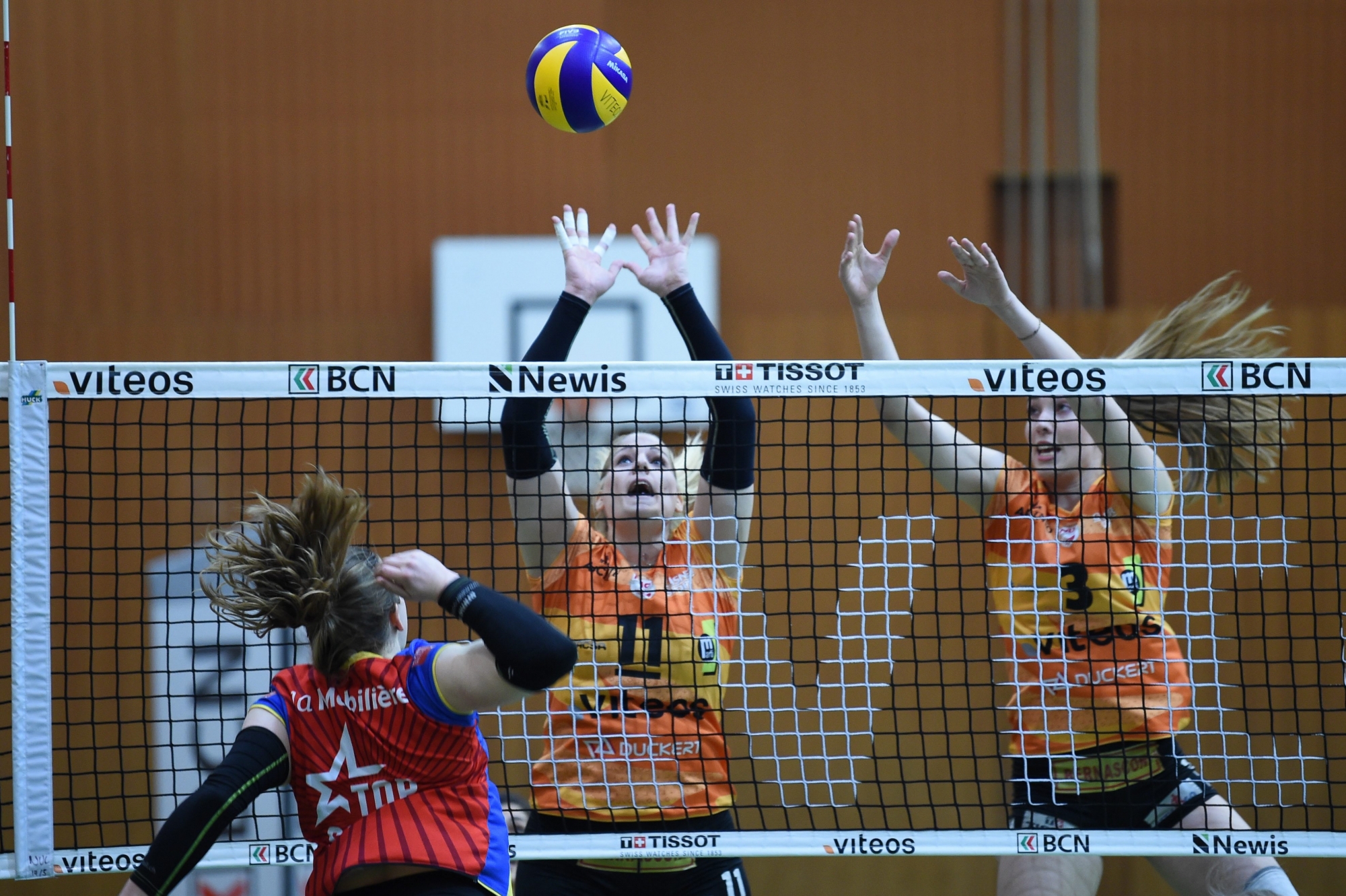 Les joueuses du NUC Mandy Wigger (11)et Martina Halter (3) ont obtenu un succès laboriaux face à Sarah Van Rooij et Cheseaux.