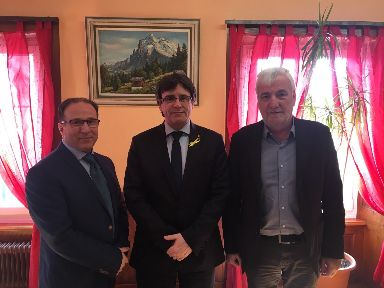 Carles Puigdemont, aux Geneveys-sur-Coffrane, avec Belul Bajrami (à g.) et son conseiller personnel.