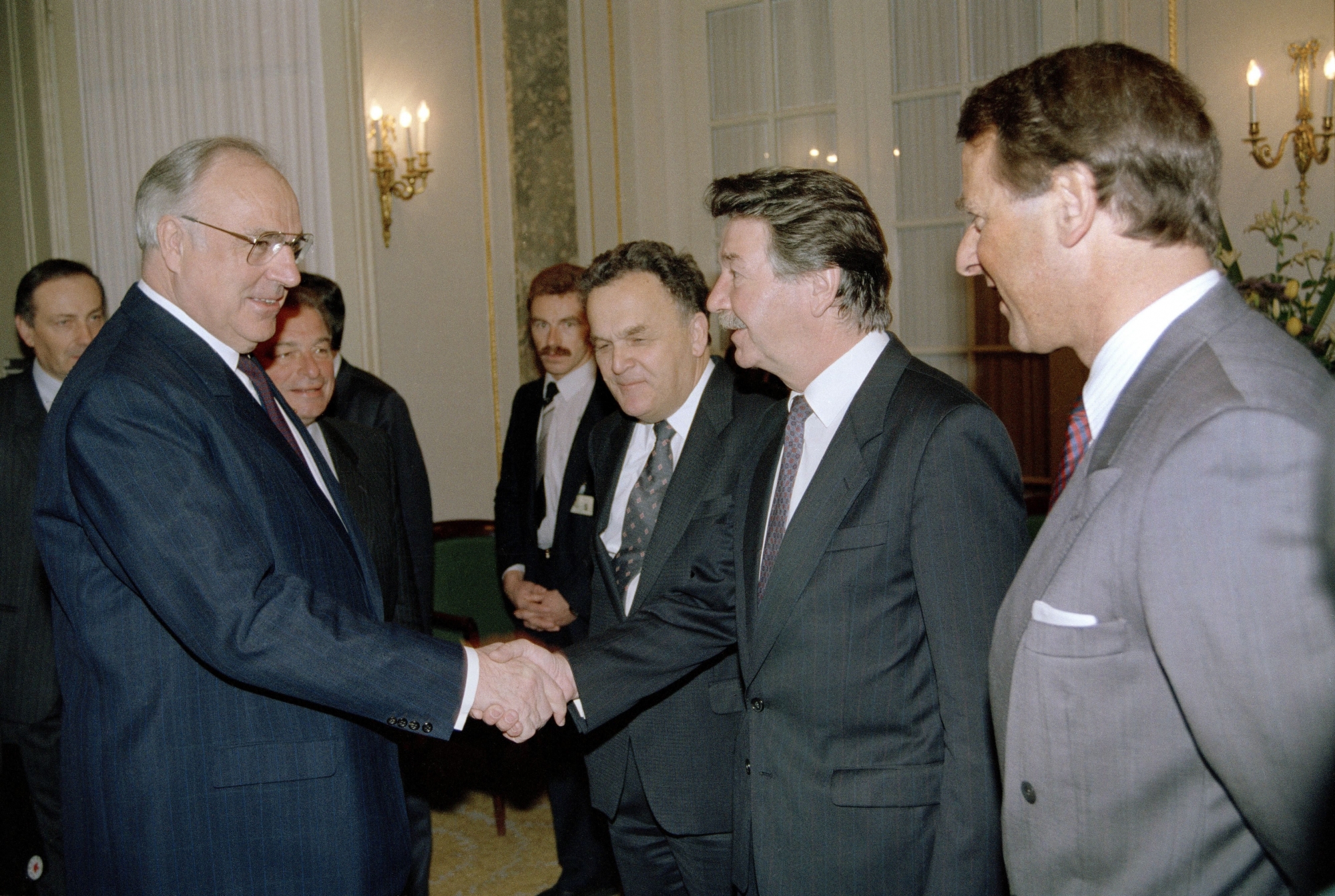 
Le socialiste neuchâtelois René Felber est entré au Conseil fédéral est entré au Conseil fédéral en 1988. Une année plus tard, en charge des Affaires étrangères, il reçoit le chancelier allemand Helmut Kohl, qui effectue une visite d’Etat en Suisse.