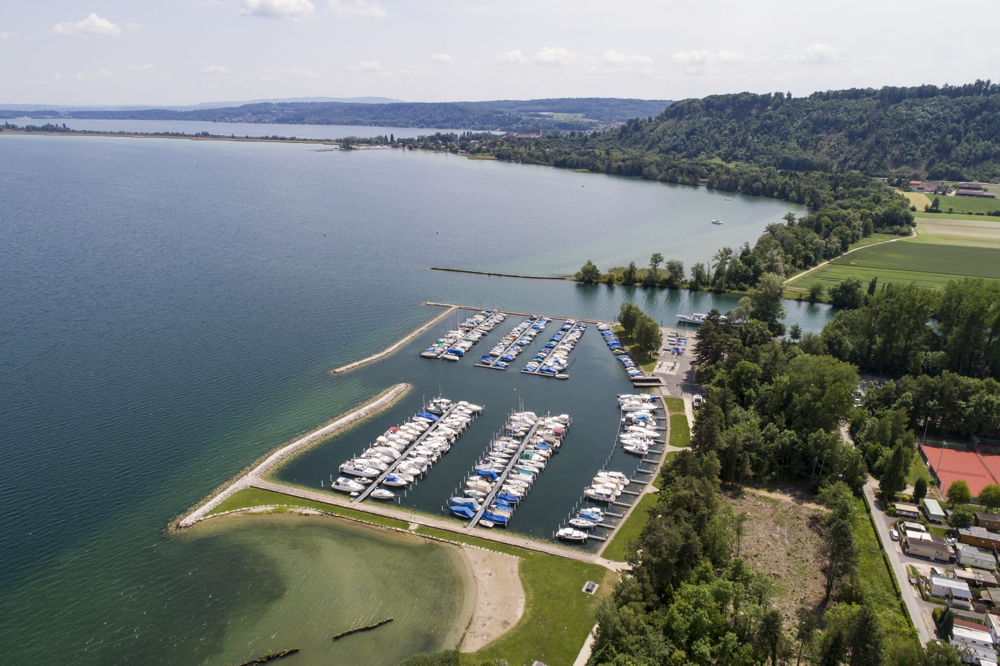 Les trois pontons au second plan font partie du "vieux port" du Landeron.