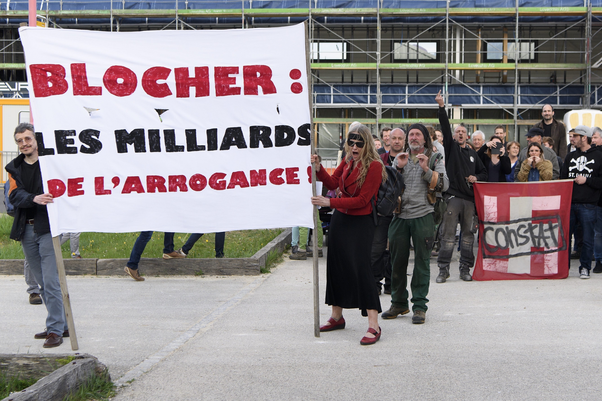 Des personnes ont manifesté contre la venue de l'ancien conseiller fédéral Christophe Blocher, à Glovelier.