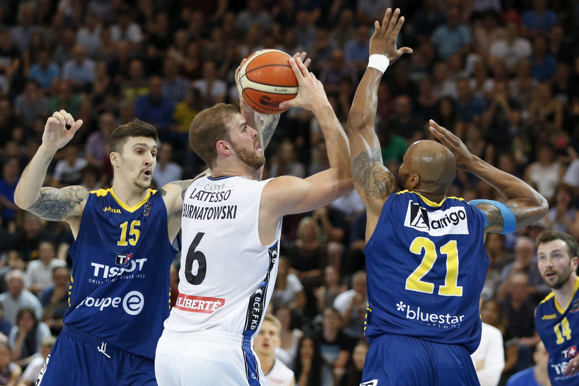 Murphy Burnatowski (en blanc) et Fribourg ont été plus forts qu'Antonio Ballard (de dos), Zvonko Buljan et Union. (KEYSTONE/Peter Klaunzer)