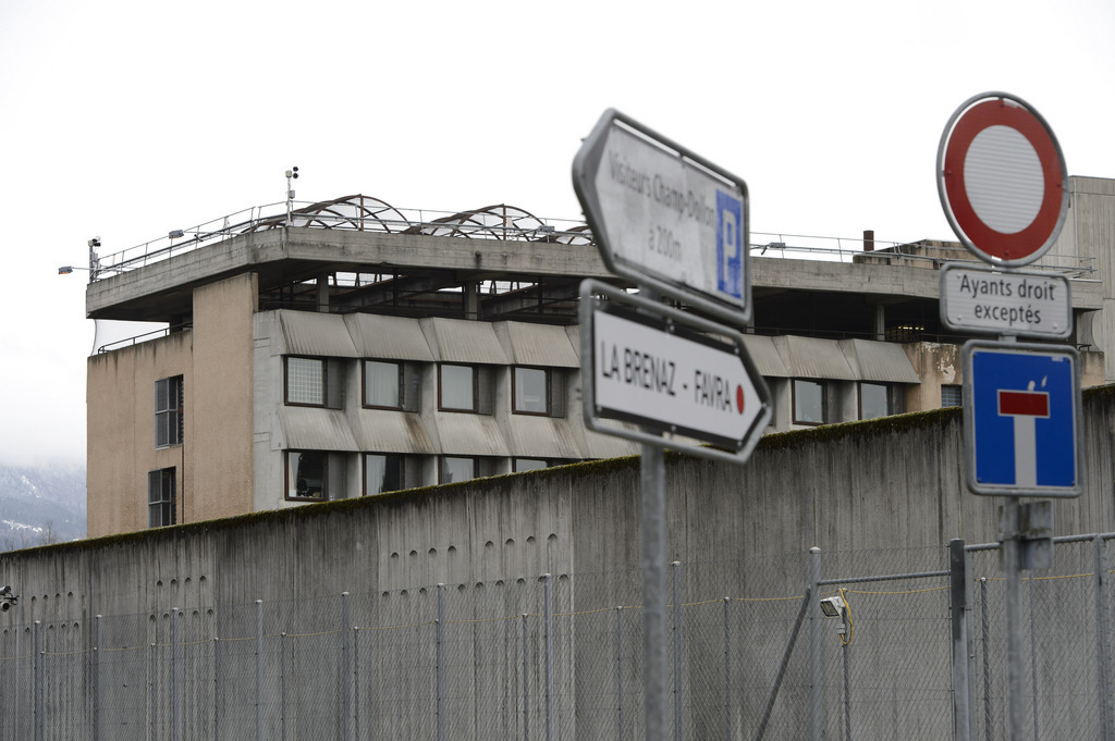 Le fait que La Pâquerette se trouvait à l'intérieur de la prison de Champ-Dollon pose aussi problème.