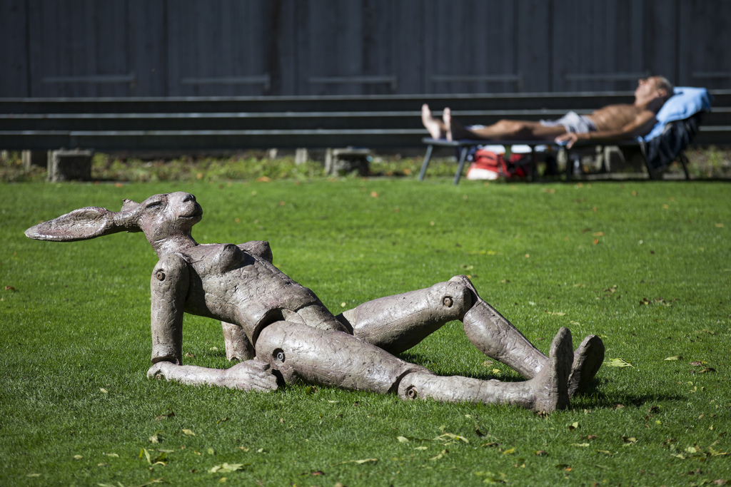 Dans les années 80, les bains du Marzili, en pleine ville de Berne, sont devenus la Mecque du "topless". Ici la sculpture "Hommage à Nicola Zaric" exposée à la piscine extérieure de Marzili en octobre 2017.