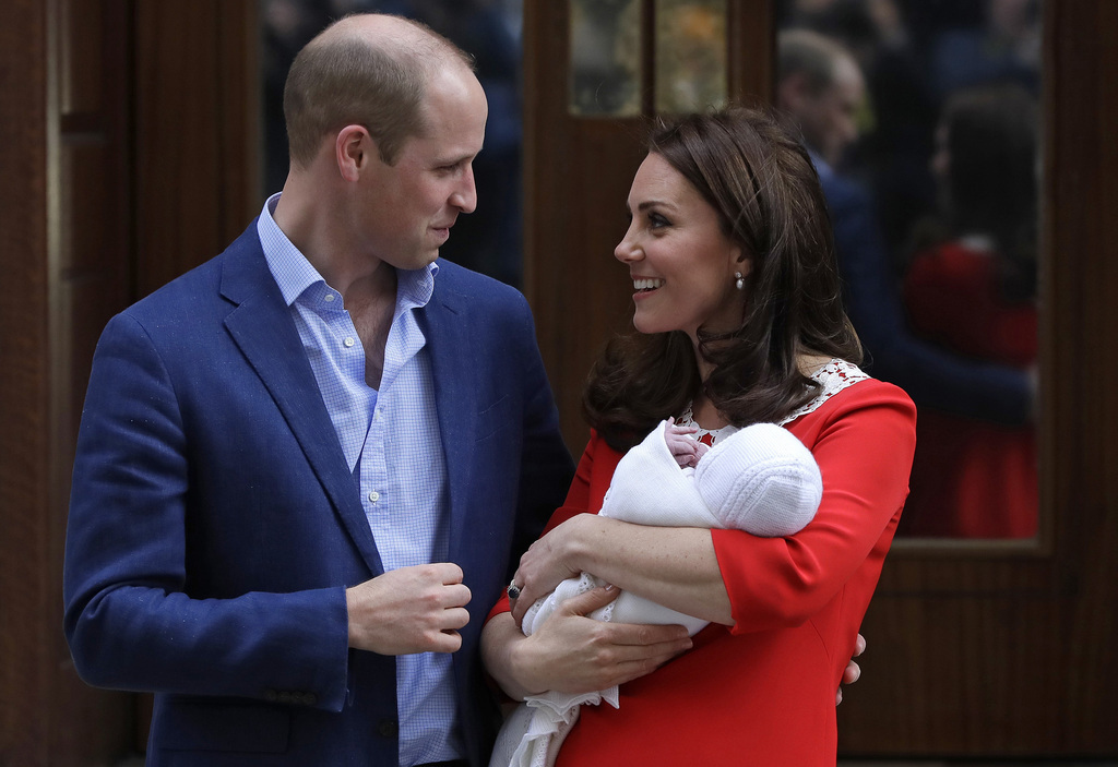 Le Prince William et sa femme Kate ont présenté leur troisième enfant à leur sortie de l'hôpital St Mary à Londres, le 23 avril.