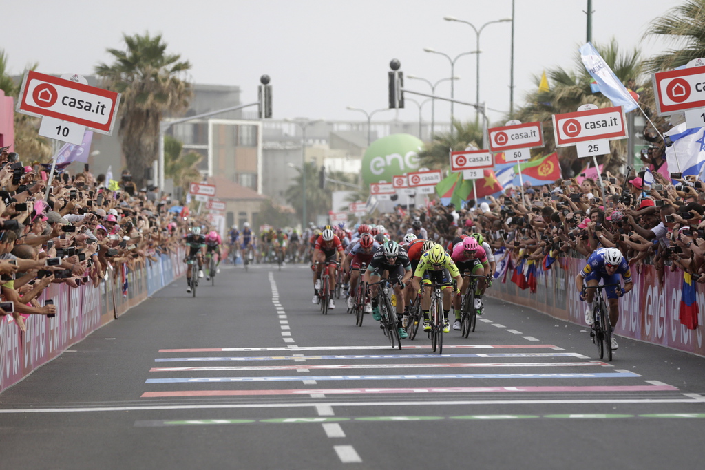 L'Italien Elia Viviani, tout à droite, remporte la 2ème étape du Giro au sprint à Tel Aviv. 
