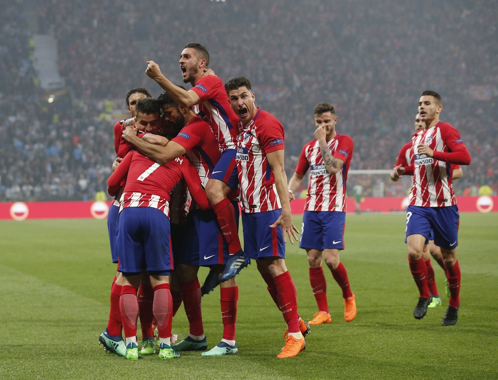 Antoine Griezmann félicité après avoir ouvert la marque pour l'Atlético Madrid à la 21' minute.