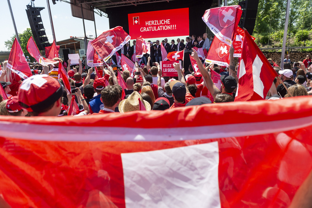 Les joueurs sont montés sur une scène pour être chaleureusement applaudis par les milliers de supporters.