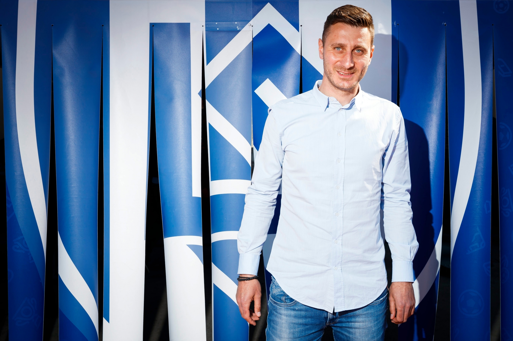 Ilija Borenovic, nouvel entraineur du FC Lausanne-Sport, pose pour les photographes apres une conference de presse au sujet du changement d'entraineur du FC Lausanne-Sport, ce vendredi, 20 avril 2018, au stade olympique de la Pontaise a Lausanne. (KEYSTONE/Valentin Flauraud) SUISSE FOOTBALL ENTRAINEUR FC LAUSANNE-SPORT