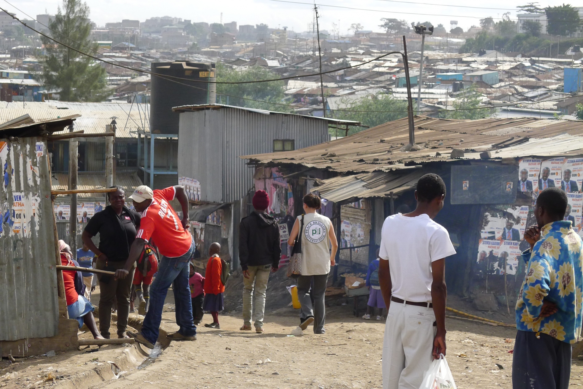 On aperçoit un gilet de PBI dans le quartier de Mathare, à Nairobi, la capitale du Kenya.