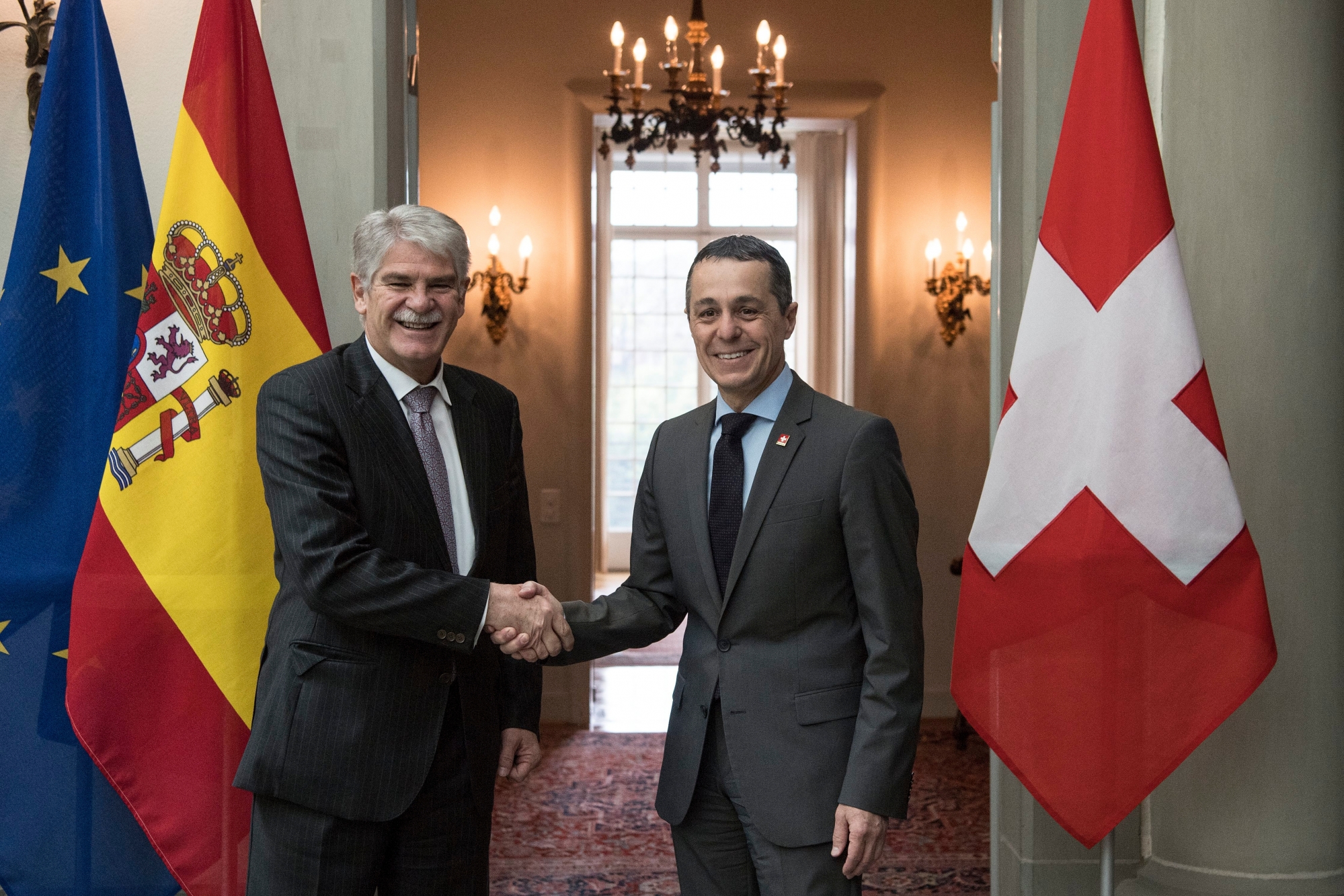 Swiss Federal Councillor Ignazio Cassis, right, welcomes Spanish Foreign Minister Alfonso Maria Dastis Quecedo on Monday, April 23, 2018, in Bern, Switzerland. Dastis Quecedo is on an official working visit in Switzerland. (KEYSTONE/Peter Schneider) SWITZERLAND VISIT SPAIN DIPLOMACY