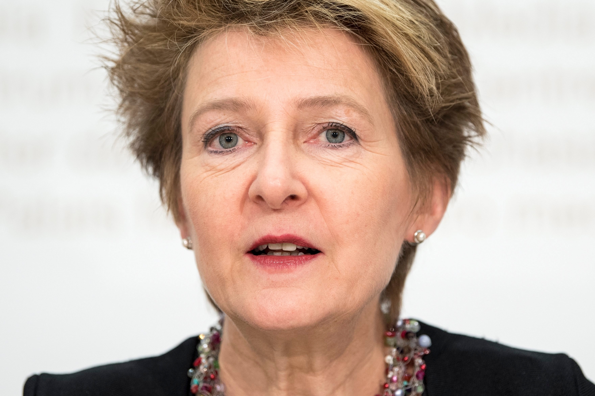 Bundesraetin Simonetta Sommaruga spricht an einer Medienkonferenz ueber die Botschaft zur Harmonisierung der Strafrahmen und zur Anpassung des Nebenstrafrechts an das geaenderte Sanktionenrecht, am Mittwoch, 25. April 2018, in Bern. (KEYSTONE/Peter Schneider) SCHWEIZ MK BUNDESRAT