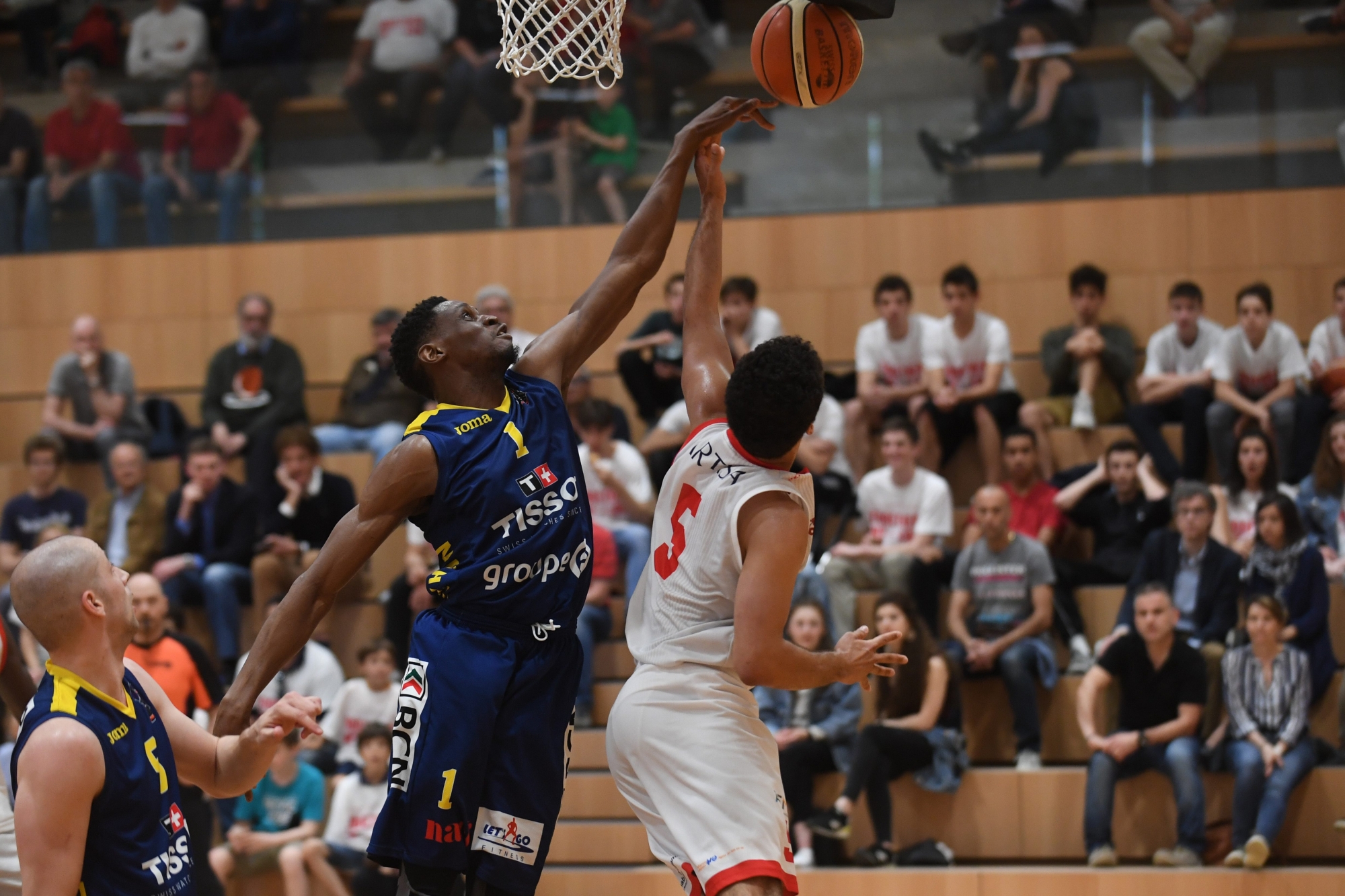 Massagno's Alexander Martino, rechts, und Neuchatel's Cedric Mafuta, links, kaempfen um den Ball waehrend des Viertelfinal LNA-Meisterschaftsspiels zwischen SAM Massagno und Neuchatel, am Sonntag, 29. April 2018, in Massagno. (KEYSTONE/Ti-Press/Samuel Golay) SCHWEIZ BASKETBALL MASSAGNO NEUCHATEL