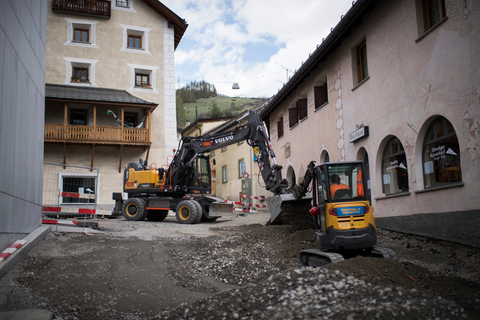 Blick auf eine Baustelle der Firman Bezzola Denoth und Foffa Conrad, am Donnerstag, 26. April 2018, in Scuol. Wie die Wettbewerbskommission WEKO mitteilt, buesst sie sieben Bauunternehmen im Unterengadin mit total 7,5 Millionen Franken wegen Kartellabsprachen. (KEYSTONE/Gian Ehrenzeller) SCHWEIZ ENGADIN BAUKARTELL