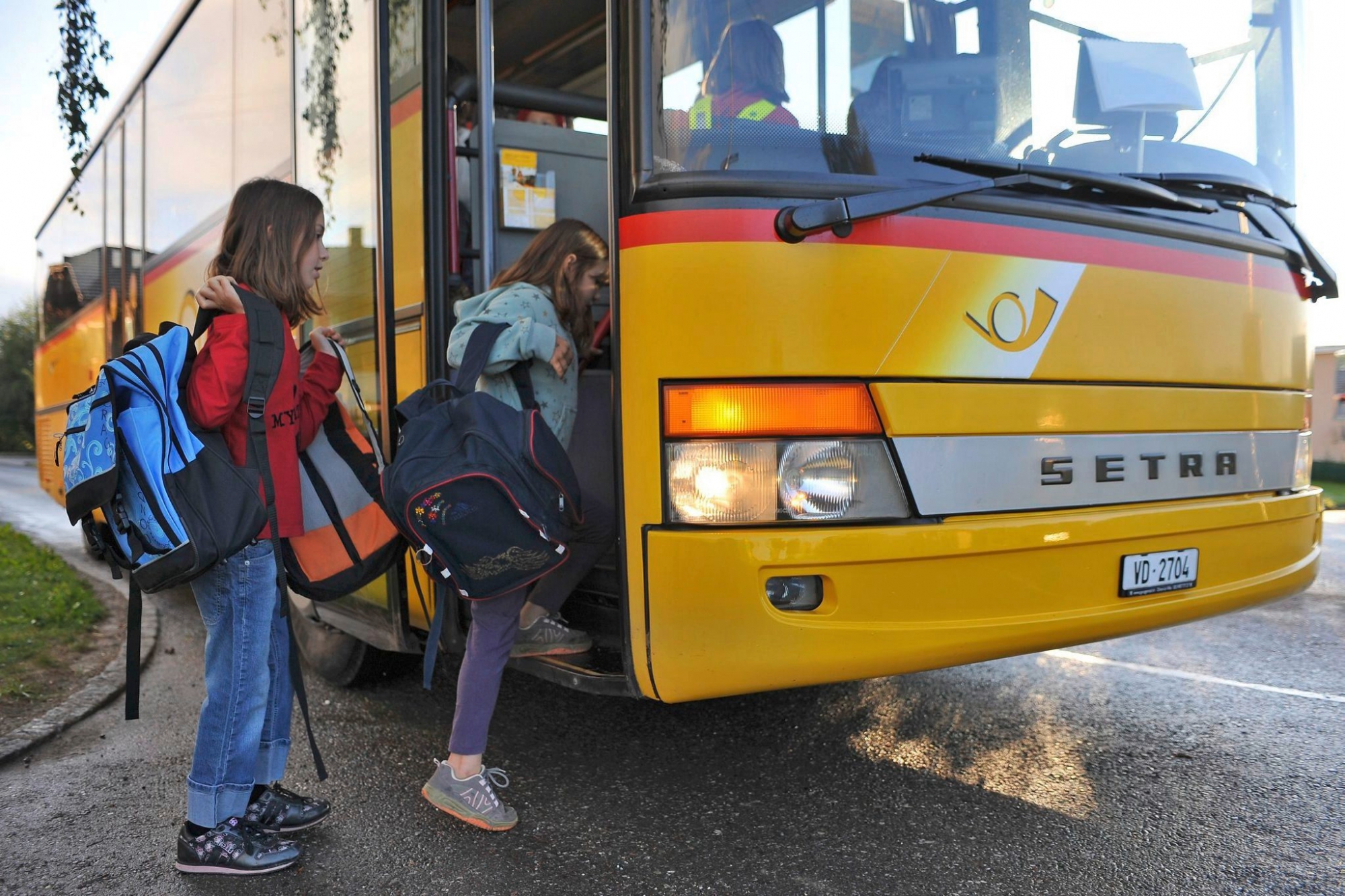 L'arrêt de bus Car postal, au bord de la route entre Grandsivaz et Montagny-les-Monts, fréquenté depuis la rentrée par une quinzaine d'écoliers, n'est ni signalé ni sécurisé. Des parents redoutent un accident. La commune promet des mesures pour mi-novembre.

Photo Lib/Alain Wicht, Grandsivaz, le 31.08.2010 Arrêt du car postal