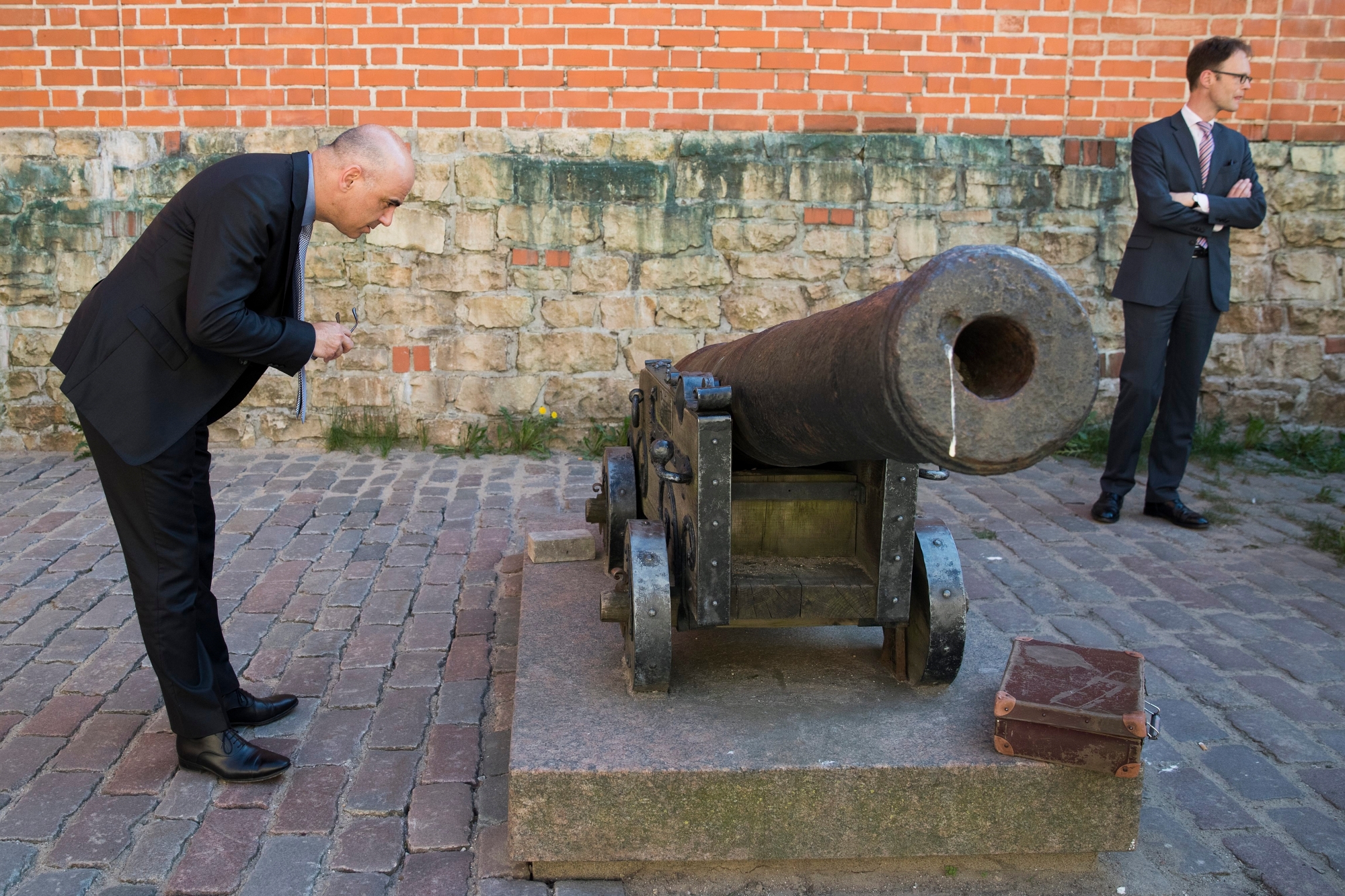 Swiss Federal President Alain Berset, left, and Swiss ambassador Konstantin Obolensky, right, during a literary tour through the old town of Riga, during Berset's two days state visit to Latvia, in Riga, Sunday, May 13, 2018. (KEYSTONE/Peter Klaunzer) LATVIA SWITZERLAND VISIT