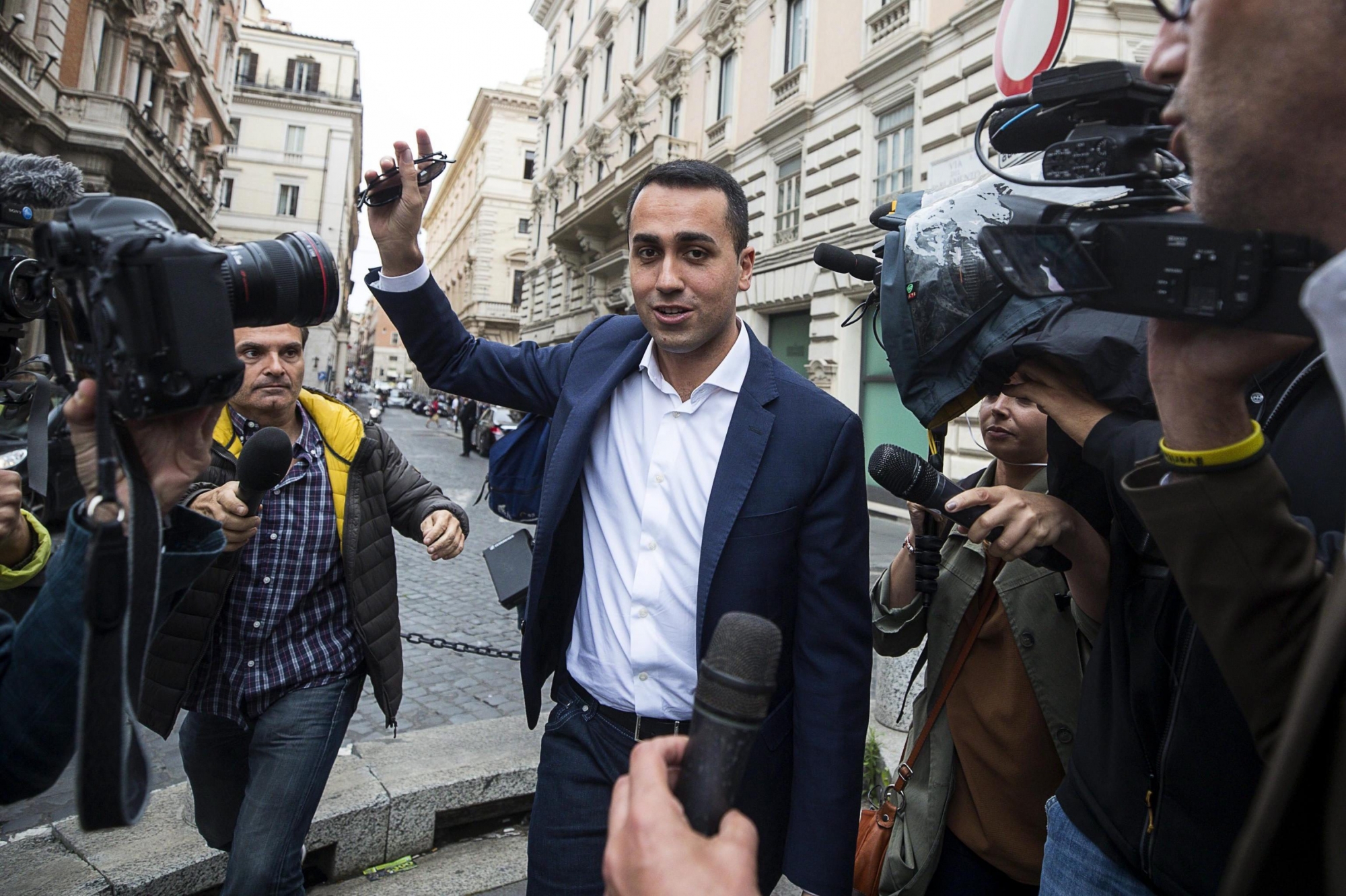 epa06755886 Five-Star Movement (M5S) leader Luigi Di Maio (C) talks to the media, as he arrives at the Lower House in Rome, Italy, 22 May 2018. Italian President Sergio Mattarella is taking some time out for reflection after League chief Matteo Salvini and 5-Star Movement (M5S) leader Luigi Di Maio told him on 21 May that they wanted law professor Giuseppe Conte to be the premier of a League-M5S government.  EPA/ANGELO CARCONI ITALY PARTIES GOVERNMENT FORMATION