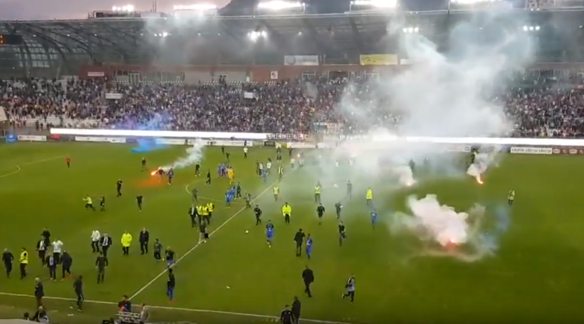 Après la défaite de leur équipe vendredi, des supporters de Grenoble ont envahi la pelouse pour s'en prendre aux joueurs et à l'encadrement adverse.