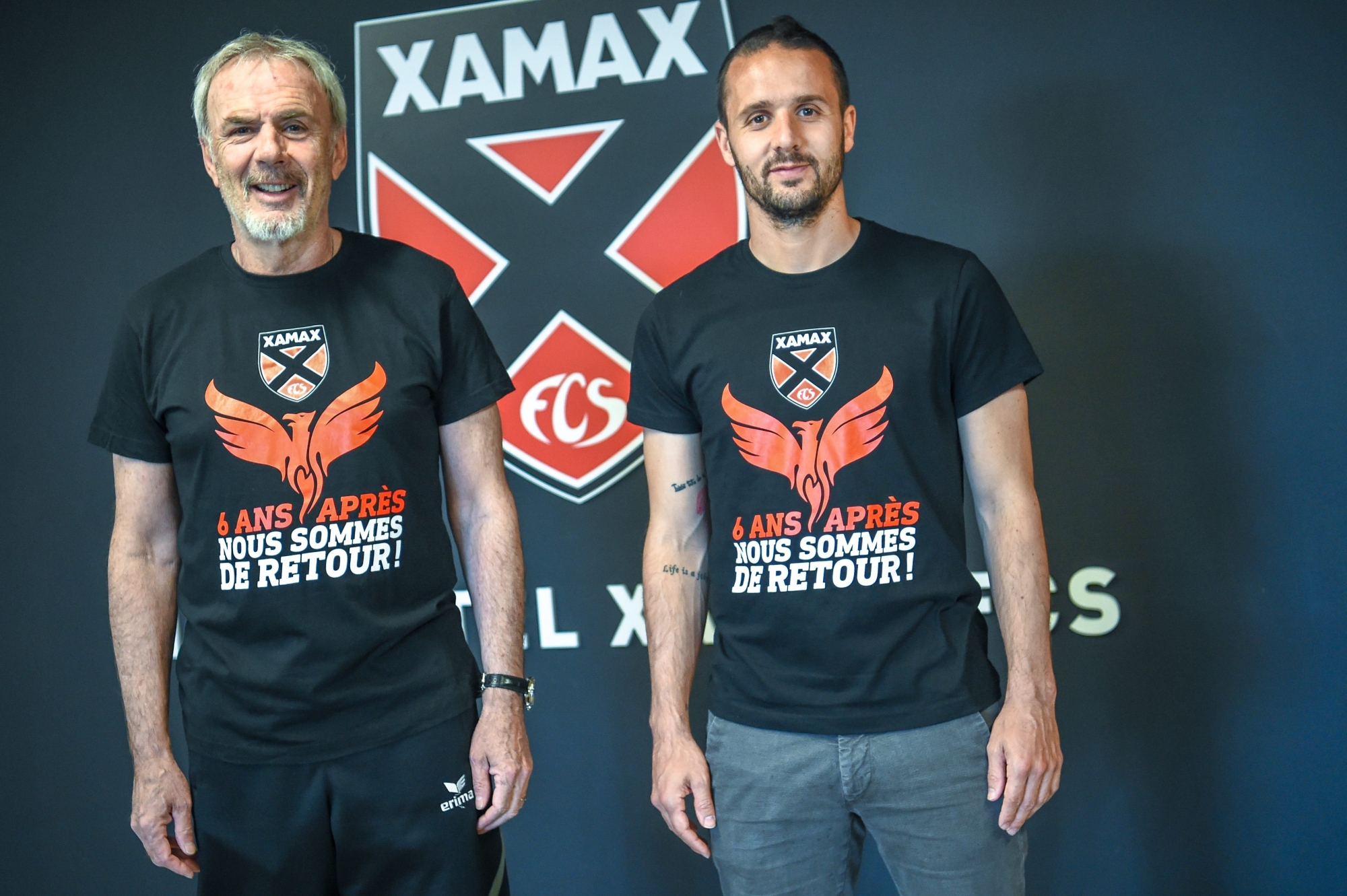  Michel Decastel et Raphaël Nuzzolo avec le T-shirt de la promotion.      NEUCHATEL 17/05/2018  Photo: Christian Galley