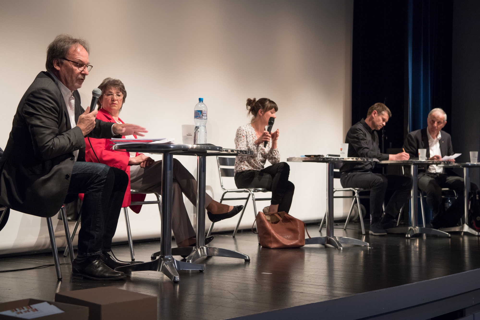 Animé par la journaliste Coraline Pauchard (au centre), le débat sur la hausse d'impôts a opposé les référendaires (de g à d) Jean-Luc Pieren et Verena Luder à Alain Lugon et Francis Krähenbühl.