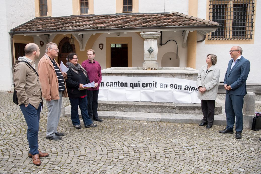 Lors du dépôt au château de Neuchâtel des motions et de la pétition par le Comite de crise.