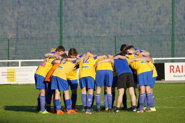 Match des juniors B joué, samedi, à Fontainemelon au lieu d'à Sous-le-Mont. Le FC Dombresson a battu Neuchâtel Xamax FCS 4 à 2.