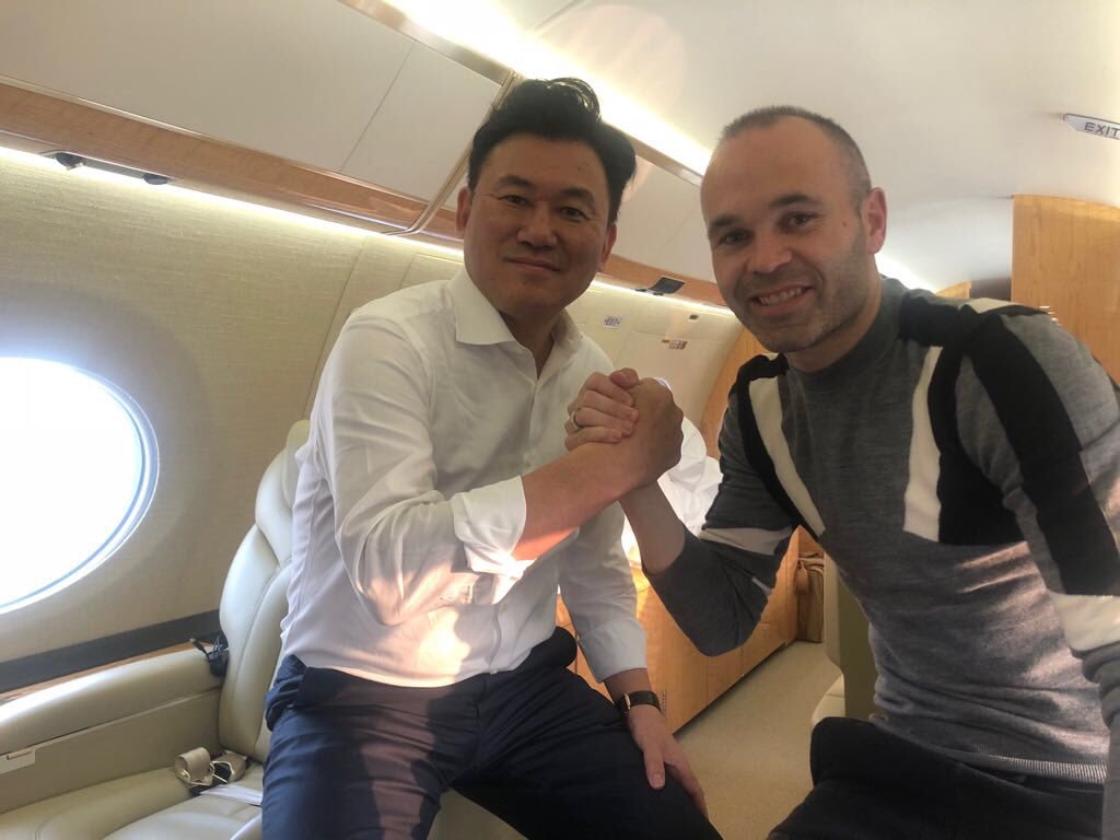 Iniesta et Hiroshi Mikitani, qui a fait fortune dans la vente en ligne au Japon et qui s'offre l'un des meilleurs joueurs de la planète.