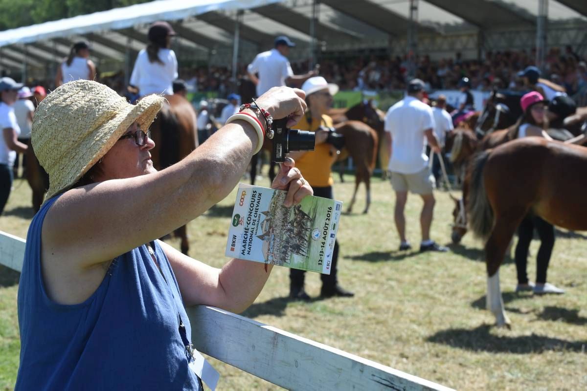 Une spectatrice lors de la 113e édition du Marché-Concours national de chevaux à Saignelégier, en 2016. 