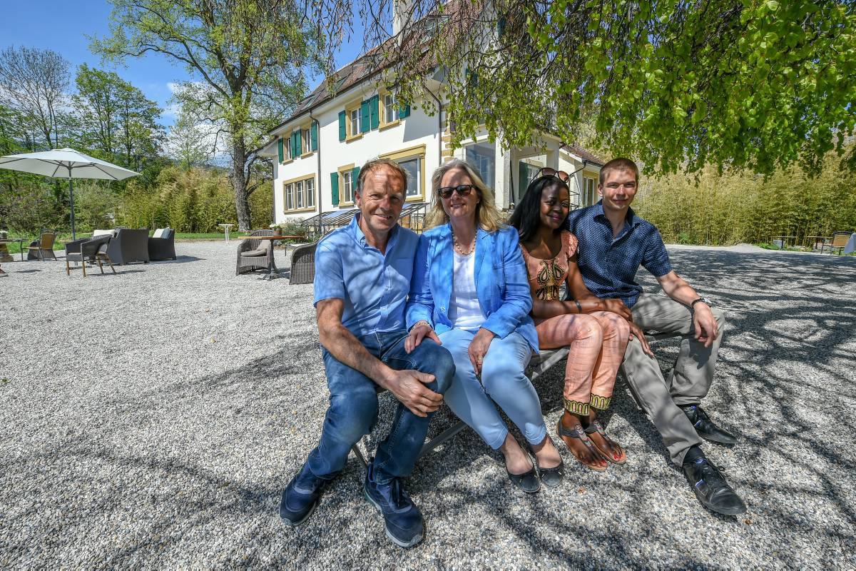 En décembre dernier, Philippe et Anne-Lise Glardon (à gauche) ont ouvert le Lodge Glardons, à Marin, avec leurs amis Gisèle et Guillaume Zbinden.