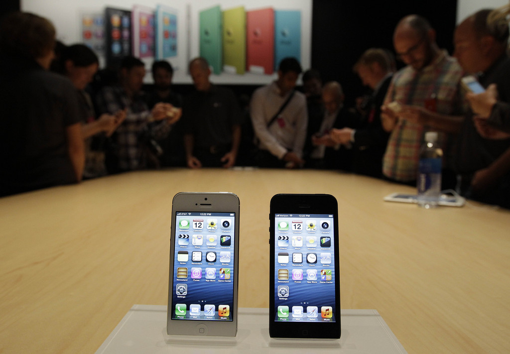 Apple a dévoilé mercredi soir la très attendue nouvelle version de son téléphone multifonctions, l'iPhone 5. Le téléphone débarquera en Suisse de 28 septembre.