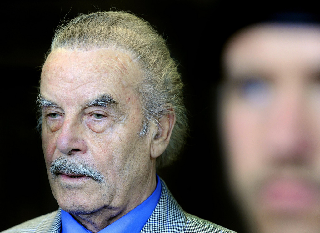 Der Angeklagte Josef Fritzl steht am Donnerstag, 19. Maerz 2009, vor der Urteilsverkuendung im Landesgericht St. Poelten. Josef Fritzl ist am Donnerstag wegen Mordes schuldig gesprochen worden. (AP Photo/Robert Jaeger, Pool) ** EDITORIAL USE ONLY ** --- Defendant Josef Fritzl stands in the courtroom prior to the proclamation of the verdict at the provincial courthouse in St. Poelten, on Thursday, March 19, 2009. Josef Fritzl was convicted of homicide, enslavement, rape and other charges Thursday and sentenced to life imprisonment for holding his daughter captive for 24 years and fathering her seven children. (AP Photo/Robert Jaeger, Pool) ** EDITORIAL USE ONLY **