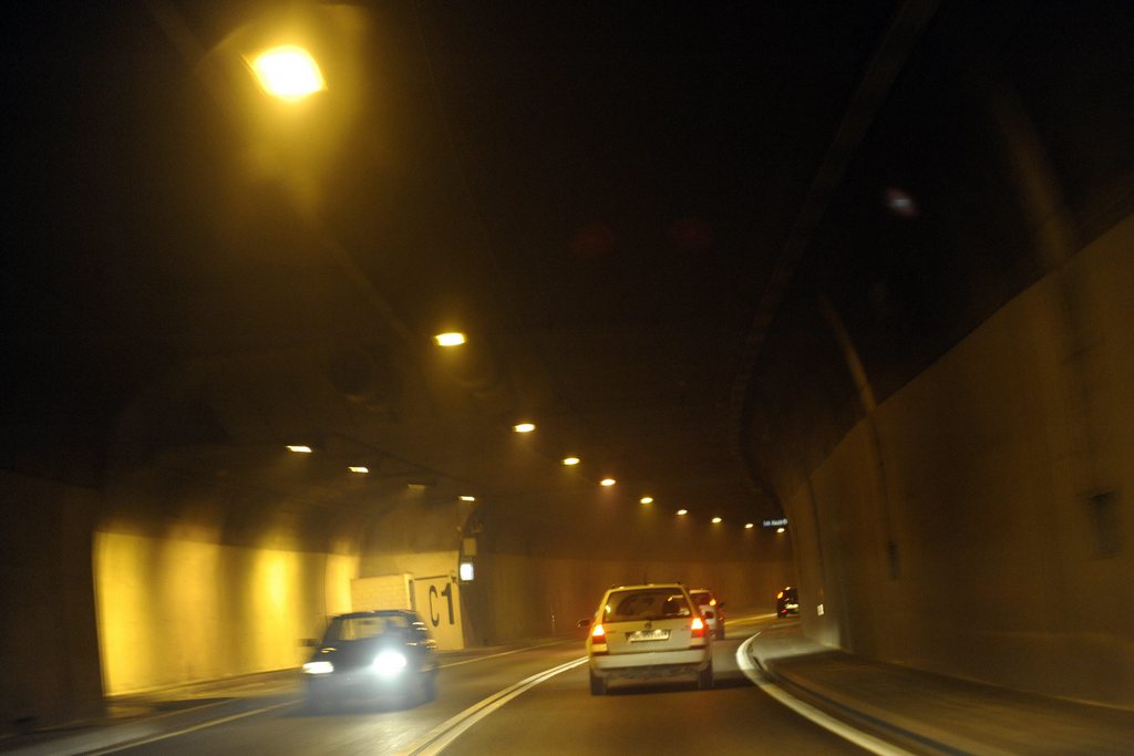 Des vehicules roulent dans le tunnel de la Vue-des-Alpes ce mardi 21 avril 2009 a La Chaux-de-Fonds. Le tunnel de la Vue-des-Alpes ne repond plus aux exigences techniques actuelles selon le TCS. La galerie neuchateloise est la lanterne rouge d'une etude comparative menee au niveau europeen. (KEYSTONE/Laurent Gillieron)
