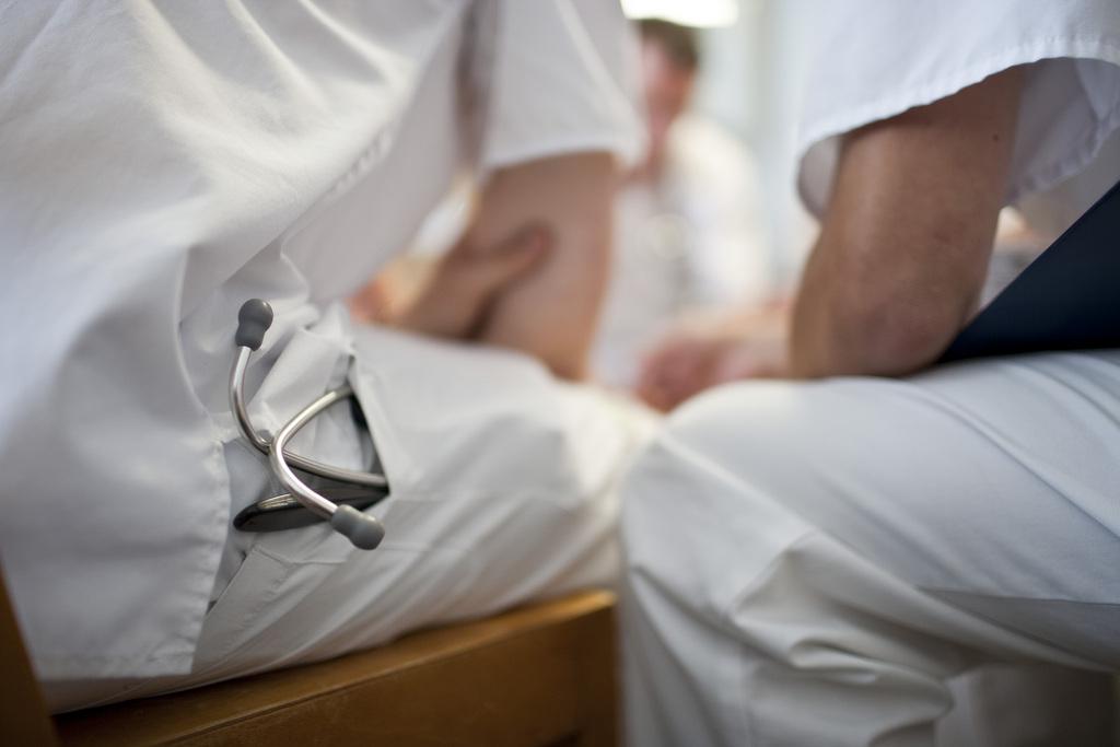 Stethoscope in a doctor's pocket during a meeting at the clinic in Flawil in the canton of St. Gallen, Switzerland, pictured on June 25, 2009. The Clinic Flawil is the acute care hospital of the Cantonal Hospital St. Gallen enterprise. (KEYSTONE/Gaetan Bally)  

Stethoskop in der Tasche eines Arztes waehrend einer Sitzung im Krankenhaus in Flawil im Kanton St. Gallen, aufgenommen am 25. Juni 2009. Das Spital Flawil ist das Akutspital des Unternehmens Kantonsspital St. Gallen. (KEYSTONE/Gaetan Bally)