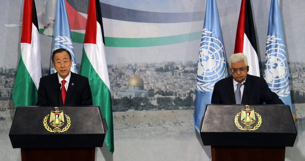Mahmoud Abbas (d.) a besoin d'être renforcé sur la scène internationale. Le vote d'aujourd'hui pourrait y contribuer.