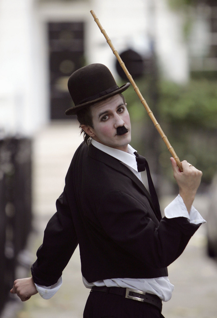 Le chapeau melon et la canne de Charlie Chaplin seront vendus aux enchères ce week-end à Los Angeles.