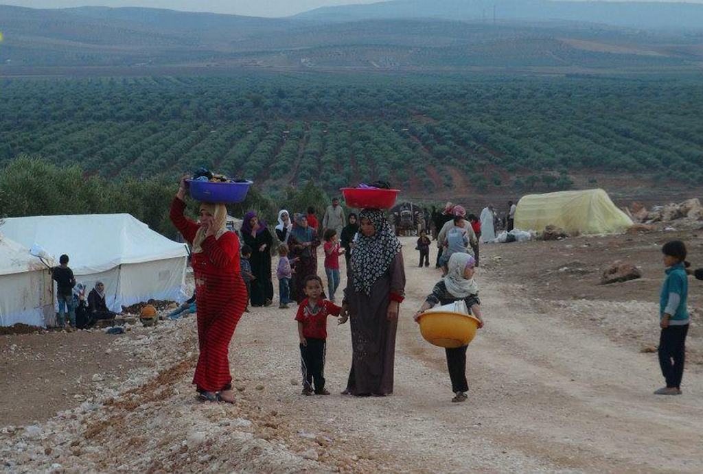 Les réfugiés syiens sont toujours plus nombreux le long de la frontière turc suite à l'intensification des raids aériens de l'aviation.