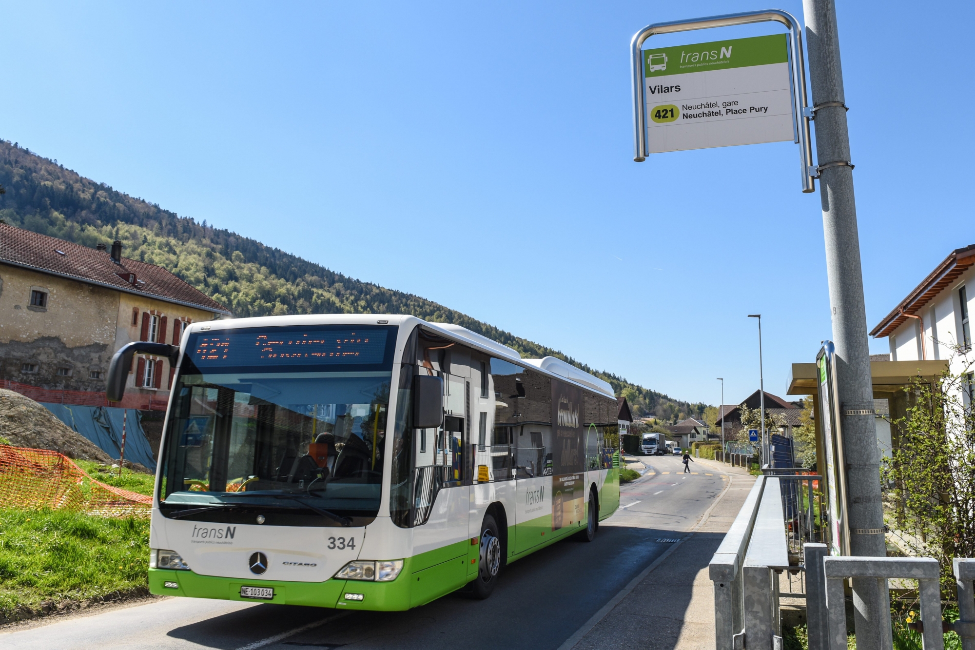 La ligne de bus 421 relie Neuchâtel à Cernier en passant par la Côtière et Savagnier. 