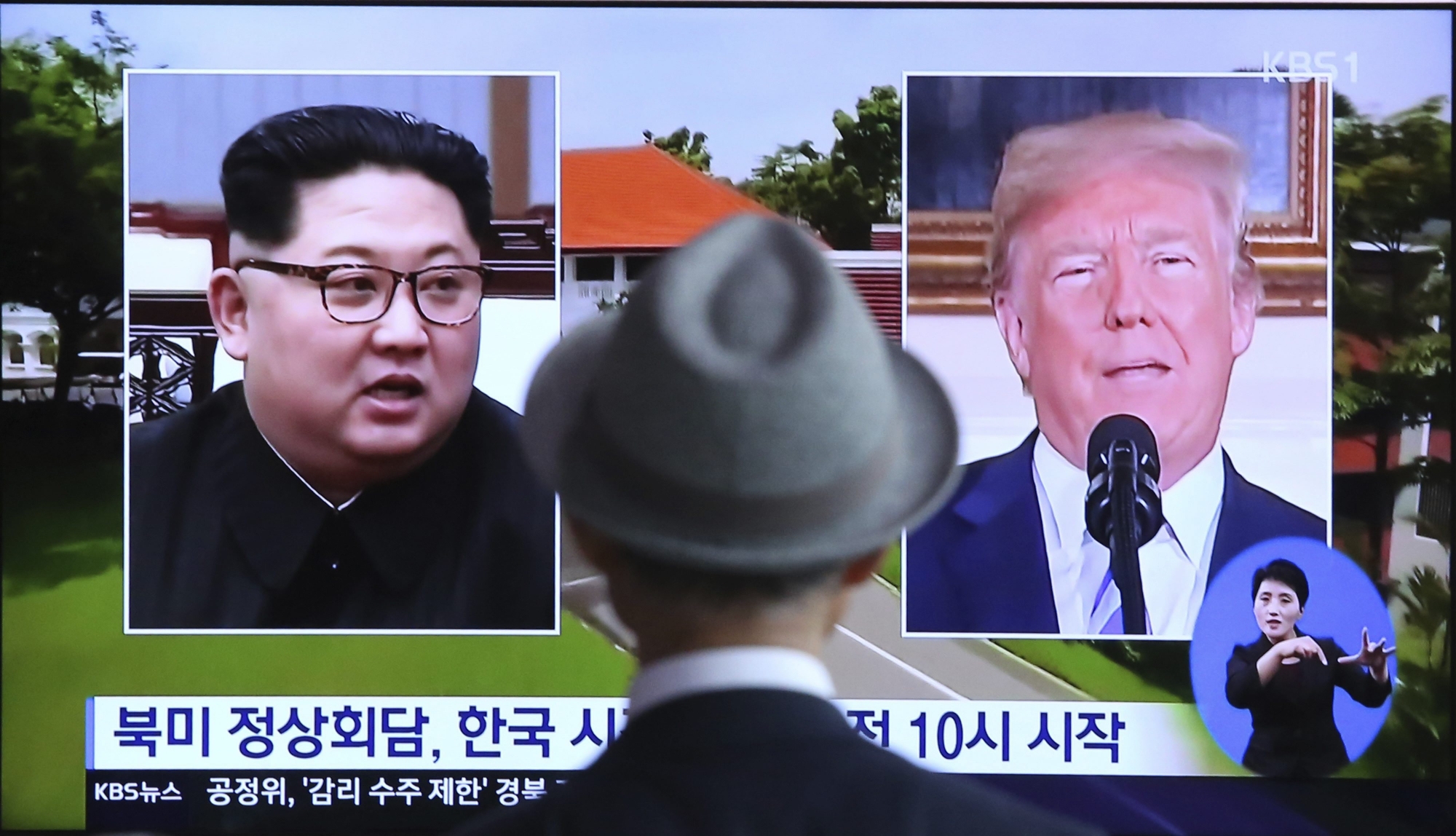 Séoul, quelques heures avant le sommet Kim Jong-un - Trump, un homme regarde un reportage télévisé.