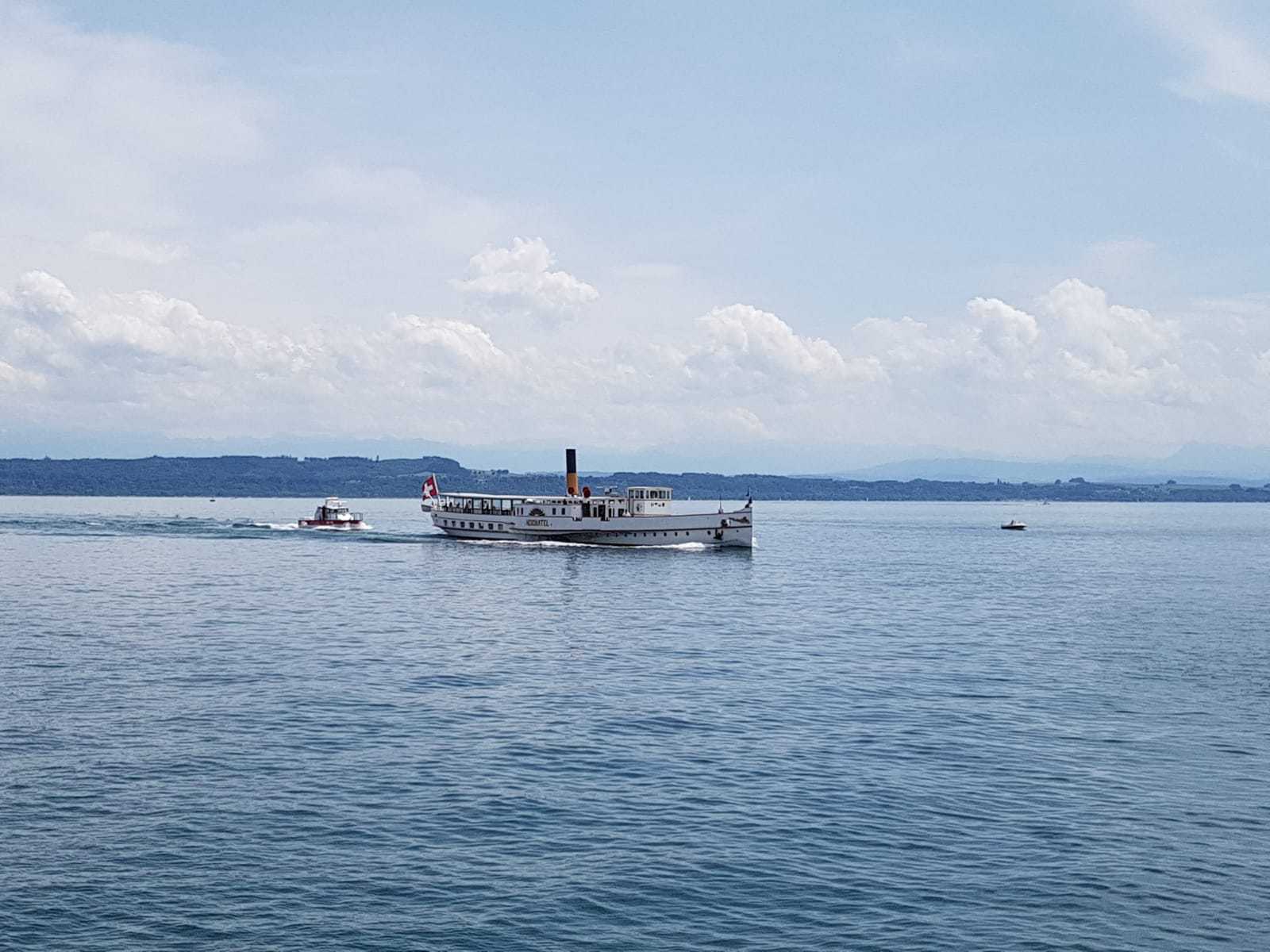 Par mesure de précaution, le bateau à vapeur a été escorté par les pompiers jusqu'au port de Neuchâtel.