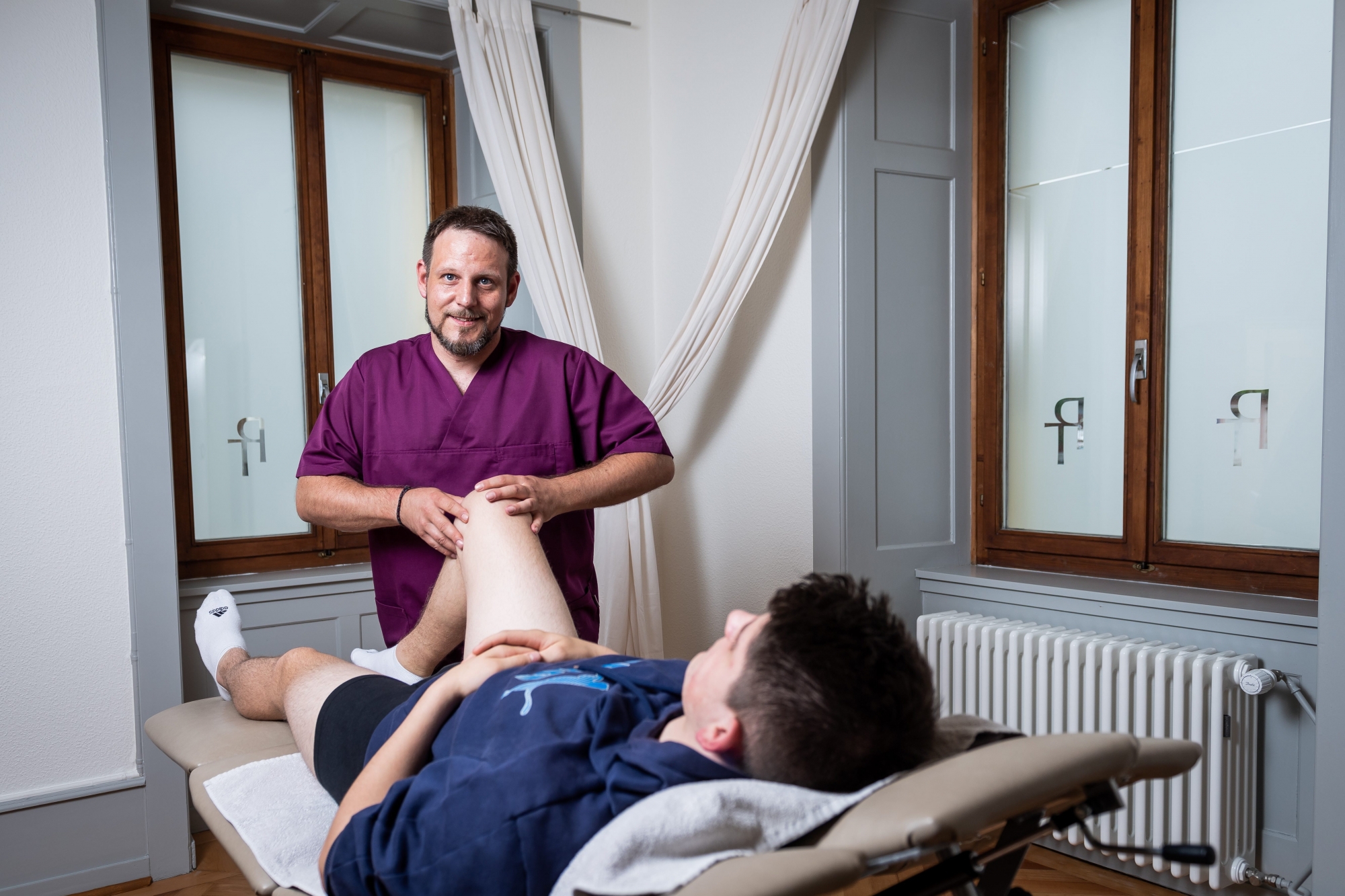 Le nouveau président du Conseil général est physiothérapeute de métier. Il soigne ici son fils, victime d'une déchirure des ligaments croisés du genou.