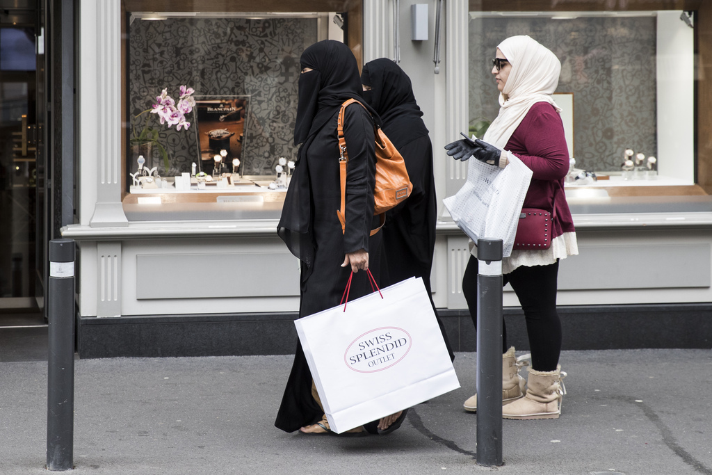 Contraindre une femme à porter un voile intégral sera passible jusqu'à 3 ans de prison.