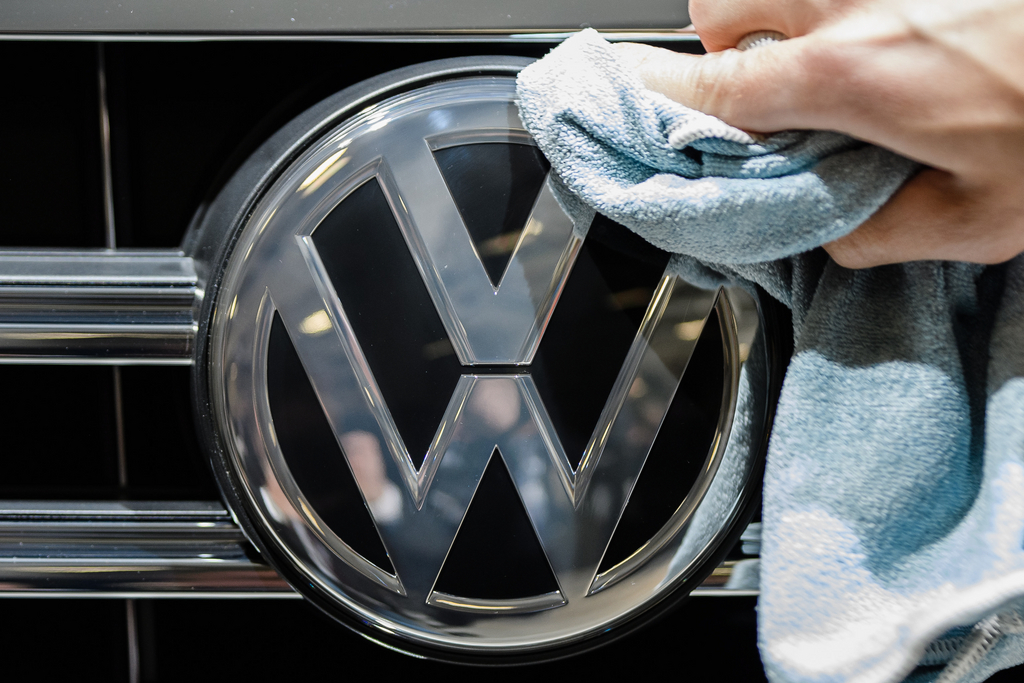 Volkswagen a annoncé avoir écopé d'une amende d'un milliard d'euros dans le cadre de l'enquête sur les émissions polluantes de ses moteurs diesel.